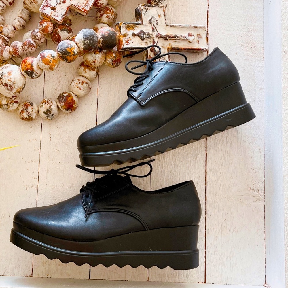 NWT WANTED PLATFORM SHOES❤️💚🤍